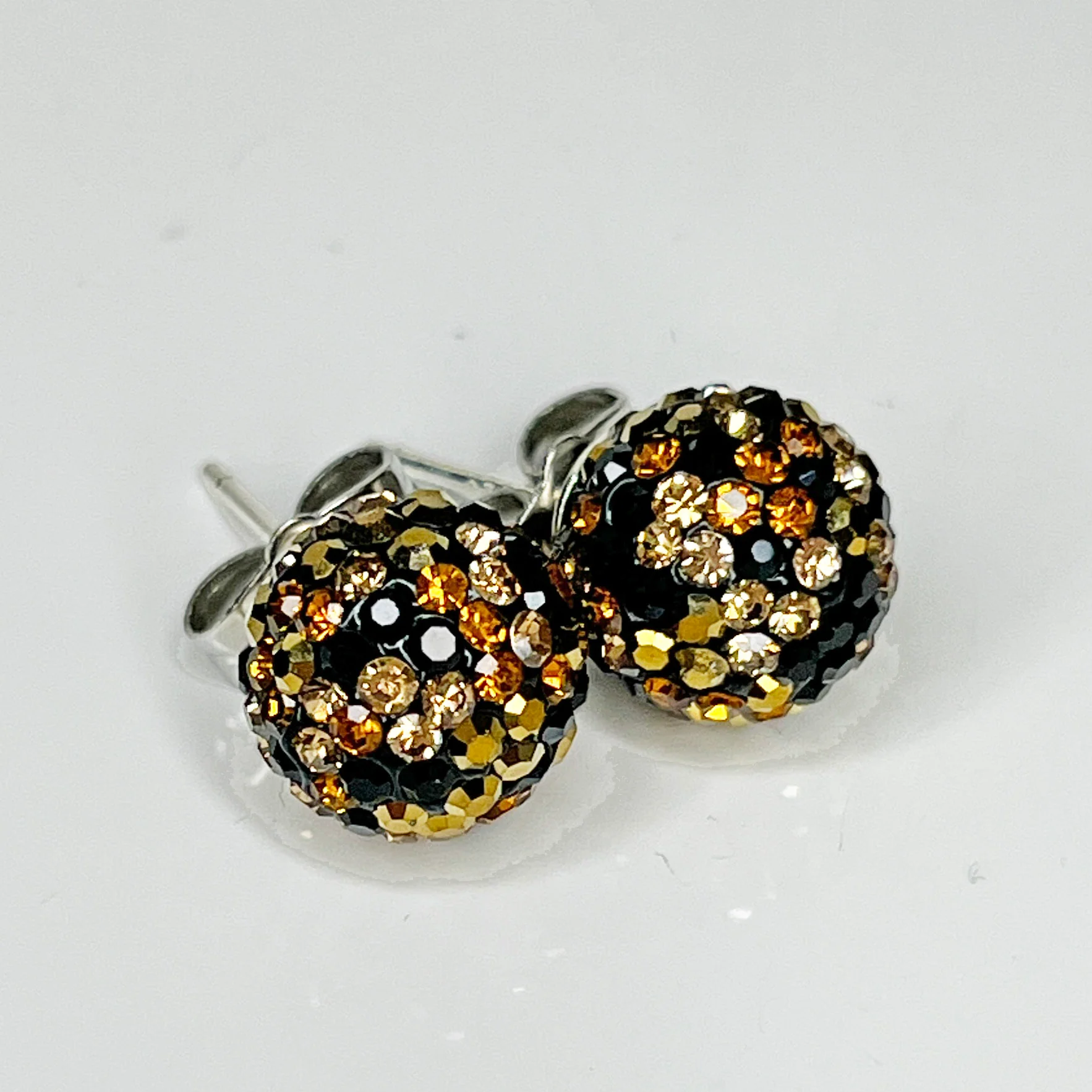 Lightly Scented Candle with Surprise Shimmer Studs Inside - Image 7